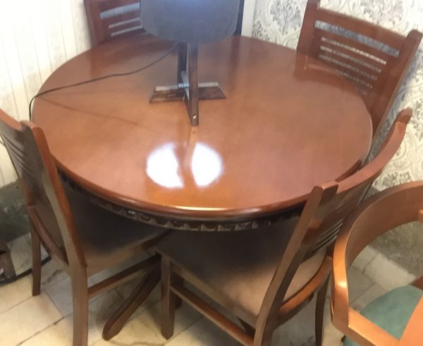 صندلی چوبی ، میز چوبی گرد