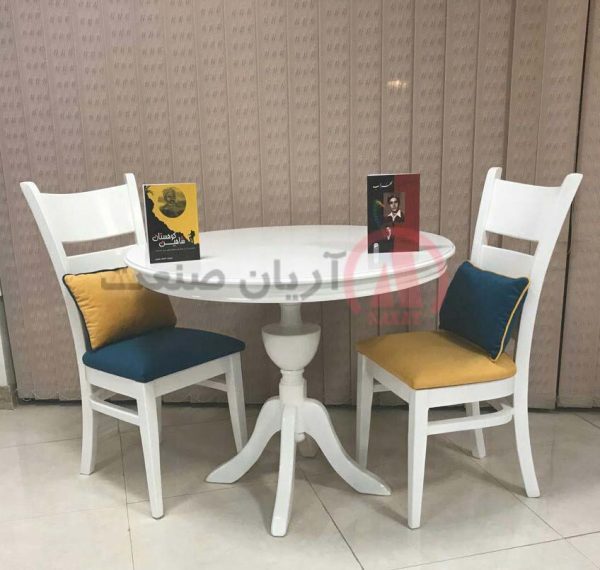 صندلی چوبی و میز چوبی
