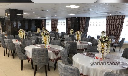 نمونه ای از چیدمان میز و صندلی رستورانی فلزی در فضای رستوران